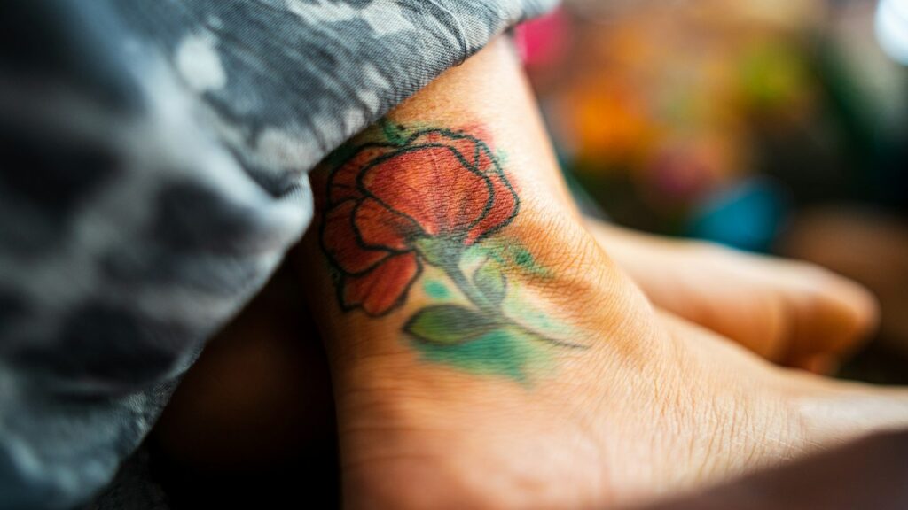 Rose tattoo meaning in color: red rose tattoo on skin