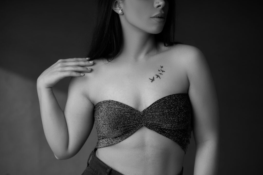 Chest tattoos for women: small birds on the collarbone