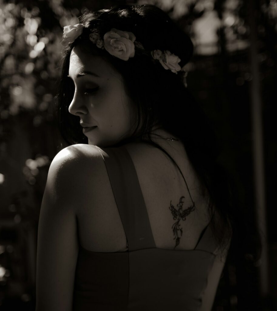 Back tattoos for women: small symbol between the shoulder blades