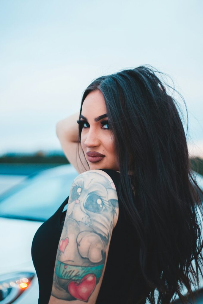 Half sleeve tattoos for women: classic upper arm half sleeve